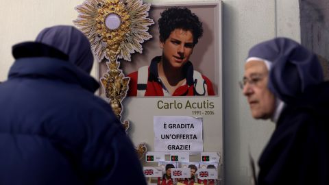 Monjas rezan y rinden homenaje ante la tumba del beato Carlo Acutis, en la Iglesia de Santa María la Mayor y Santuario de la Renuncia, el 18 de marzo de 2025 en Asís, Italia.