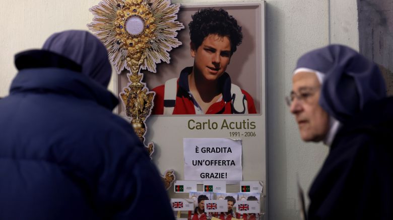 Monjas rezan y rinden homenaje ante la tumba del beato Carlo Acutis, en la Iglesia de Santa María la Mayor y Santuario de la Renuncia, el 18 de marzo de 2025 en Asís, Italia.