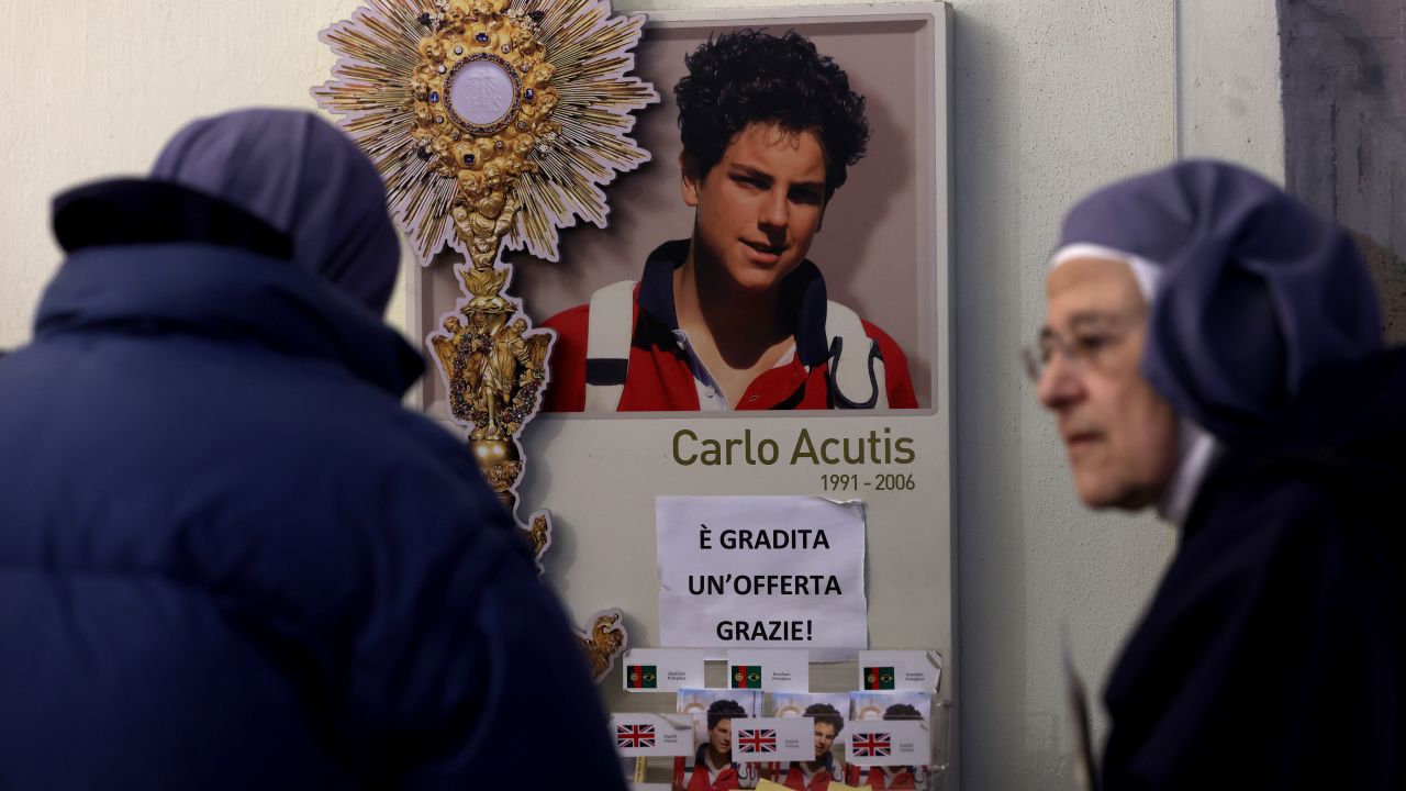 Monjas rezan y rinden homenaje ante la tumba del beato Carlo Acutis, en la Iglesia de Santa María la Mayor y Santuario de la Renuncia, el 18 de marzo de 2025 en Asís, Italia.