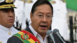 El presidente de Bolivia, Luis Arce, habla durante la conmemoración del 146 aniversario de la Batalla de Calama, durante una guerra de cuatro años con Chile en la que Bolivia perdió su al mar, en la plaza Eduardo Avaroa en La Paz el 23 de marzo de 2025.