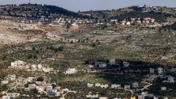 Esta imagen tomada desde Nablus el 23 de marzo de 2025 muestra al este de la ciudad el asentamiento israelí de Elon Moreh (al fondo arriba), cerca del pueblo palestino de Azmut (en primer plano abajo), en la Ribera Occidental ocupada.