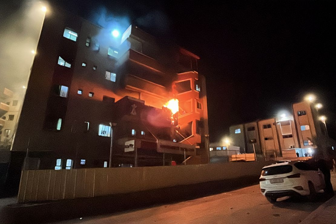 Palestinos observan un incendio en el servicio de urgencias del hospital Nasser el 23 de marzo de 2025.