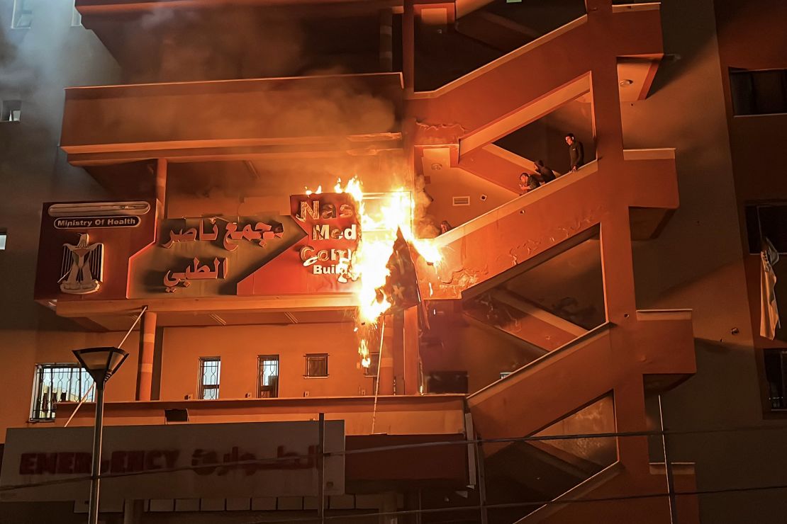 Palestinos intentan apagar un incendio en el servicio de urgencias del hospital Nasser, tras ser tacado por Israel el 23 de marzo de 2025.
