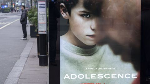 Cartel publicitario de la serie de Netflix "Adolescence", cuya historia está generando debates públicos y gubernamentales sobre la masculinidad tóxica y el acceso de los niños a contenido peligroso y misógino en internet y redes sociales, el 23 de marzo de 2025 en Londres, Reino Unido.