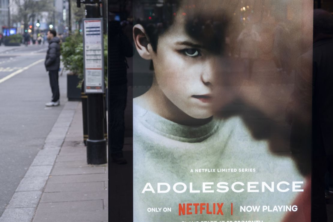 Cartel publicitario de la serie de Netflix "Adolescence", cuya historia está generando debates públicos y gubernamentales sobre la masculinidad tóxica y el de los niños a contenido peligroso y misógino en internet y redes sociales, el 23 de marzo de 2025 en Londres, Reino Unido.