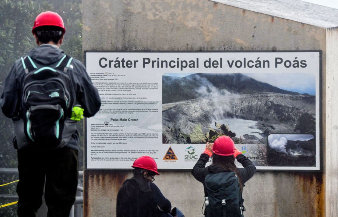 Una mujer toma fotografías durante una visita al cráter del volcán Poás en Alajuela, Costa Rica, el 24 de marzo de 2025.