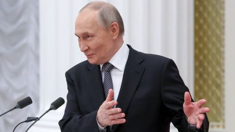 En esta fotografía de grupo distribuida por la agencia estatal rusa Sputnik, el presidente de Rusia, Vladimir Putin, gesticula mientras pronuncia un discurso durante una ceremonia de entrega de premios presidenciales para jóvenes profesionales de la cultura y para obras literarias y artísticas para niños y jóvenes en el Kremlin de Moscú el 25 de marzo de 2025.
