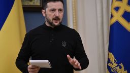 El presidente de Ucrania, Volodymyr Zelensky, gesticula mientras habla con los periodistas durante su conferencia de prensa en Kiev el 25 de marzo.
