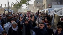 Palestinos asisten a una manifestación pidiendo el fin de la guerra en Beit Lahia, Gaza.
