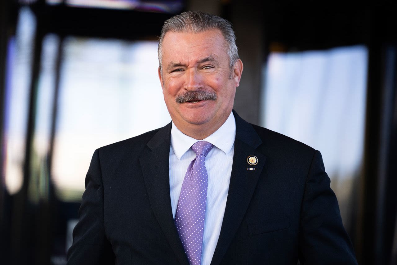 El representante Don Bacon abandona el Capitol Hill Club después de una reunión de la Conferencia Republicana de la Cámara de Representantes el 25 de marzo.