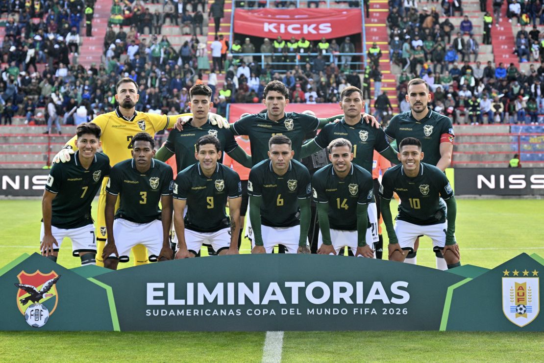 El Alto, Bolivia. Marzo 2025. Jugadores de la selección boliviana de fútbol antes de partido frente a Uruguay por las Eliminatorias al Mundial 2026.