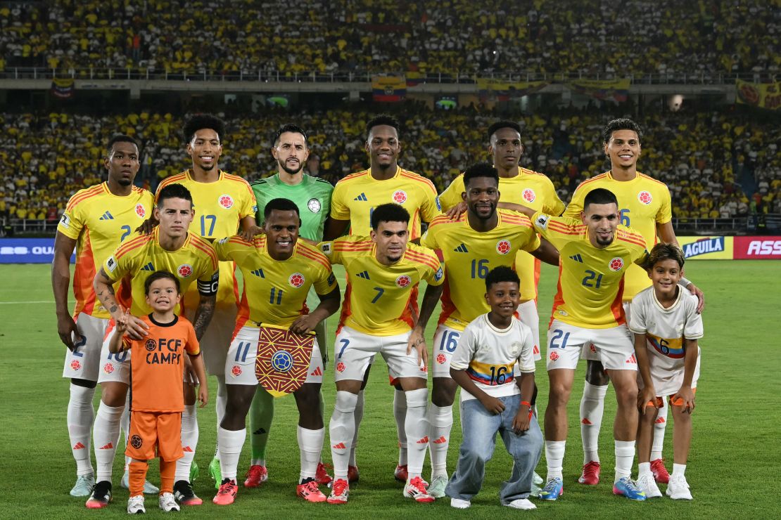 Barranquilla, Colombia. Marzo 2025. Jugadores de la selección colombiana de fútbol antes del partido grente a la selección paraguaya de fútbol en el estadio Metropolitano Roberto Meléndez.
