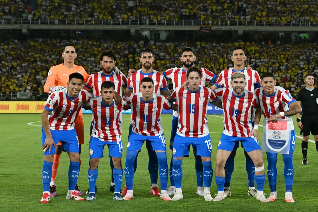 Barranquilla, Colombia. Marzo 2025. Jugadores de la selección paraguaya de fútbol antes del partido grente a la selección colombiana de fútbol en el estadio Metropolitano Roberto Meléndez.