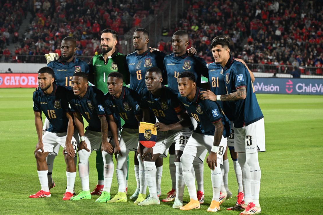 Santiago de Chile, Chile. Marzo 2025. Jugadores de la selección ecuatoriana de fútbol en el estadio Nacional Julio Martinez Pradanos de Chile antes del duelo ante la selección chilena de fútbol.