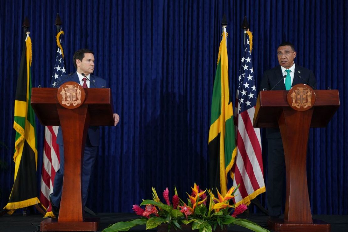 Rubio y el primer ministro de Jamaica, Andrew Holness, ofrecen una conferencia de prensa conjunta en Kingston, Jamaica, el miércoles.