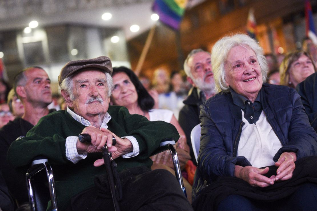 Lucía Topolansky junto a José Mujica en un acto político en 2025. Foto: getty Images