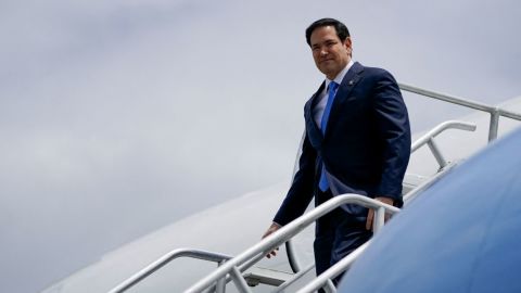 El secretario de Estado de EE.UU., Marco Rubio, llega al Aeropuerto Internacional Cheddi Jagan de Georgetown, Guyana.