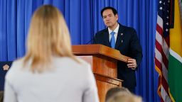El secretario de Estado de EE.UU., Marco Rubio, escucha una pregunta durante una conferencia de prensa con el presidente guyanés, Irfaan Ali (no aparece en la imagen), en Georgetown, Guyana, el 27 de marzo de 2025.