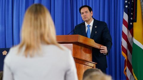 El secretario de Estado de EE.UU., Marco Rubio, escucha una pregunta durante una conferencia de prensa con el presidente guyanés, Irfaan Ali (no aparece en la imagen), en Georgetown, Guyana, el 27 de marzo de 2025.