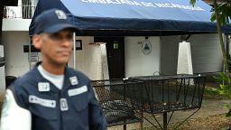 Un policía custodia la entrada de la embajada de Nicaragua, donde el expresidente panameño Ricardo Martinelli se encuentra asilado, en la Ciudad de Panamá el 27 de marzo de 2025.