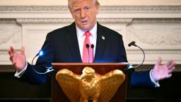 El presidente de Estados Unidos, Donald Trump, hace un gesto mientras habla durante una cena Iftar en el Comedor de Estado de la Casa Blanca en Washington el 27 de marzo de 2025.