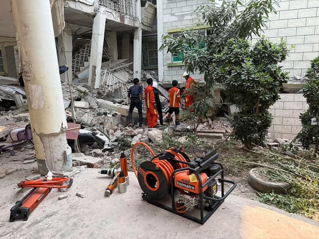 El Departamento de Bomberos de Myanmar continúa con las operaciones de búsqueda y rescate de emergencia tras el fuerte terremoto de magnitud 7,7 que sacudió Sagaing, Myanmar Central, el 28 de marzo de 2025.