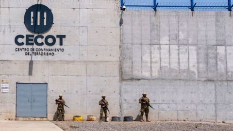 El exterior del Centro de Confinamiento de Terroristas.
