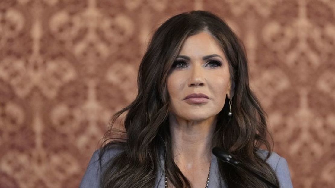 La secretaria de Seguridad Nacional, Kristi Noem, el 27 de marzo de 2025 en Bogotá, Colombia.