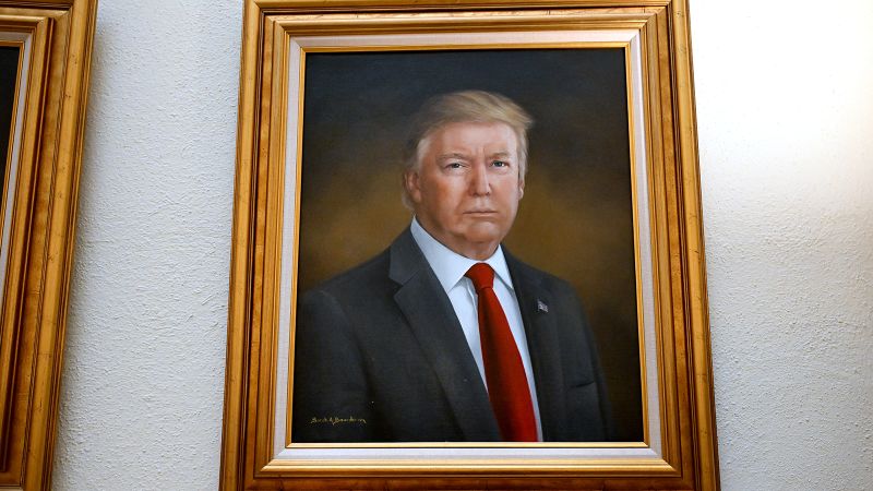 Художникът чийто портрет на Доналд Тръмп беше отстранен от капитолия