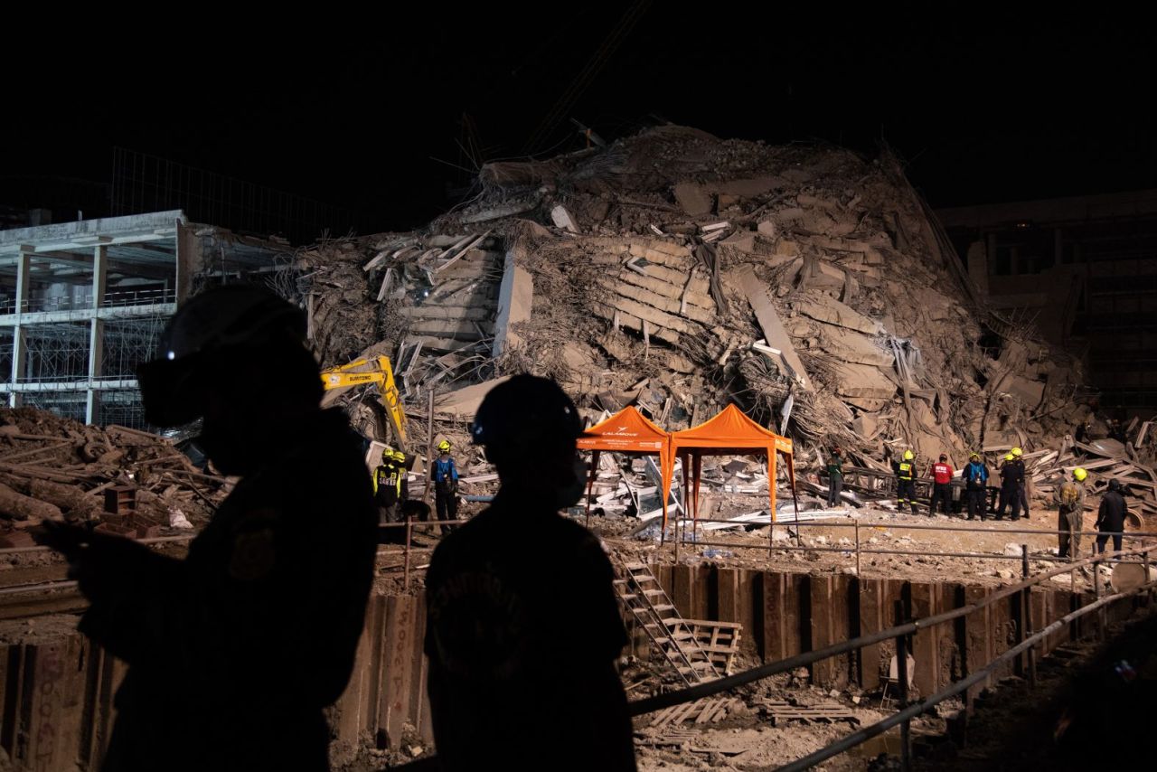 Rescatistas se reúnen en Bangkok donde un edificio en construcción se derrumbó durante un terremoto el viernes 28 de marzo en Myanmar.