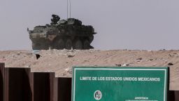 Un vehículo blindado Stryker de ocho ruedas cerca de un letrero que dice "Límites de Estados Unidos Mexicanos", patrullando la zona fronteriza en Sunland Park, Nuevo México, EE.UU., es visto desde Ciudad Juárez, Chihuahua, México, el 28 de marzo de 2025.