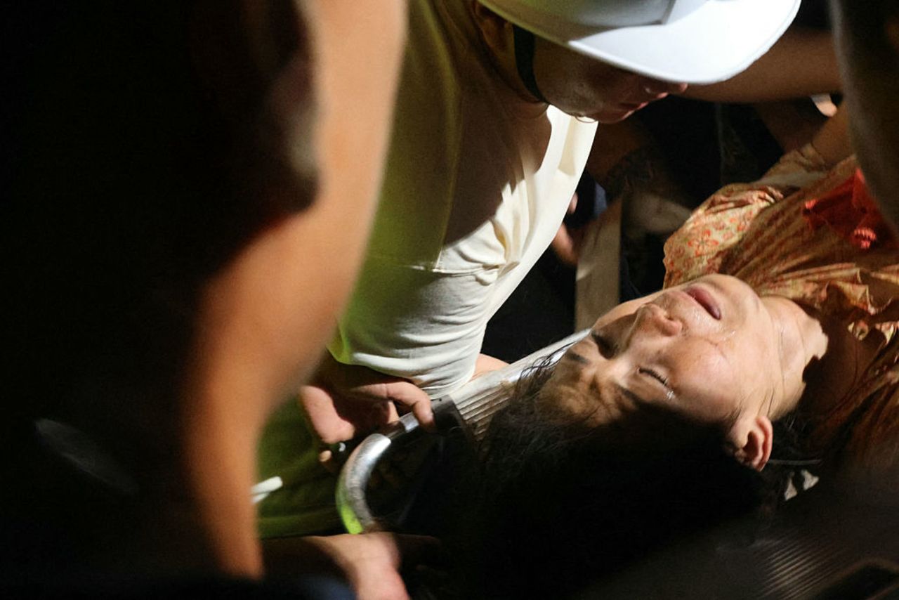 Ye Aung habla con su esposa Phyu Lay Khaing después de que ella fuera rescatada de los escombros del derrumbado edificio de apartamentos Sky Villa Condominium en Mandalay el 29 de marzo de 2025, un día después de que un terremoto azotara el centro de Myanmar.