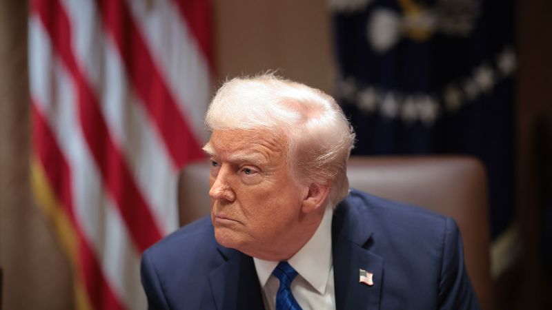 Президентът Доналд Тръмп не само застана до неговия съветник за