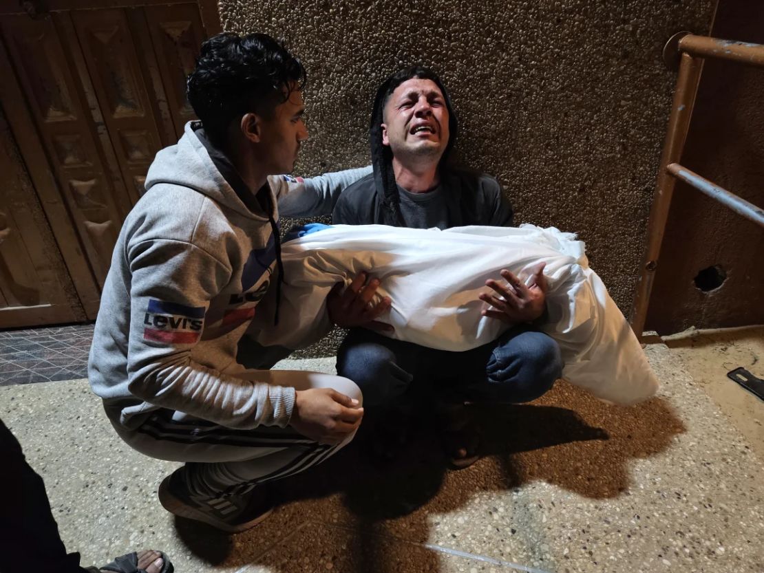Cuerpos de palestinos son llevados al Hospital Nasser por sus familiares en Khan Younis el domingo.