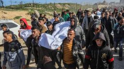 Entierran a las víctimas de un ataque israelí en el área de Al-Mawasi de Khan Younis el domingo.