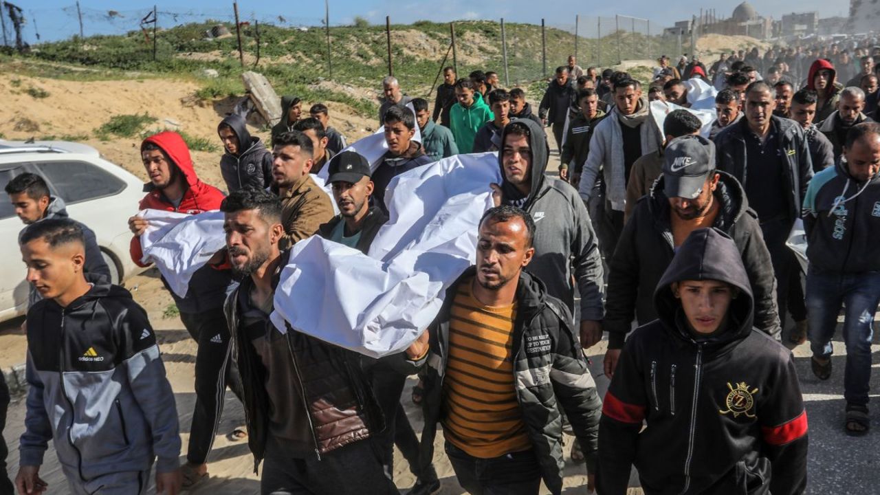 Entierran a las víctimas de un ataque israelí en el área de Al-Mawasi de Khan Younis el domingo.