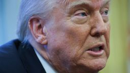 El presidente Donald Trump habla con la prensa en la Oficina Oval de la Casa Blanca el miércoles.