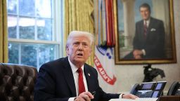  El presidente de Estados Unidos, Donald Trump, habla con la prensa antes de firmar un decreto en la Oficina Oval de la Casa Blanca el 26 de marzo de 2025 en Washington.