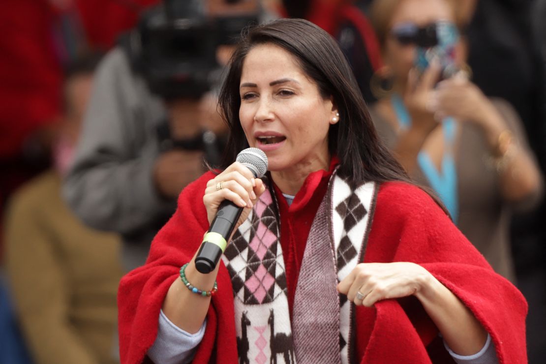 La candidata presidencial izquierdista de Ecuador, Luisa González, habla durante una reunión con  del Movimiento de Unidad Plurinacional Pachakutik en la plaza central de Tixán, provincia de Chimborazo, Ecuador, el 30 de marzo de 2025.