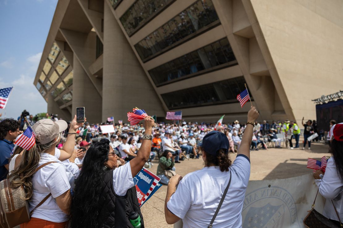 Personas asisten marchan en Dallas por una reforma migratoria bipartidista el 30 de marzo de 2025.