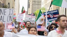 La gente marcha durante en Dallas por una reforma migratoria bipartidista el 30 de marzo de 2025.