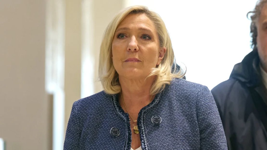 Marine Le Pen fue acusada de utilizar dinero del Parlamento Europeo para pagar al personal que trabajaba para su partido político en Francia.