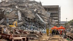 Rescatistas tailandeses llegan al lugar del derrumbe de un edificio en la zona de Chatuchak tras el terremoto del 28 de marzo de 2025 en Bangkok, Tailandia.