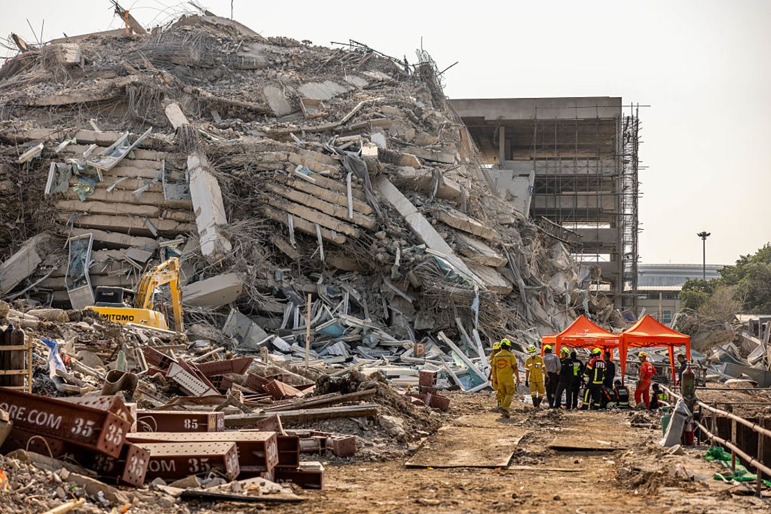 Rescatistas tailandeses llegan al lugar del derrumbe de un edificio en la zona de Chatuchak tras el terremoto del 28 de marzo de 2025 en Bangkok, Tailandia.