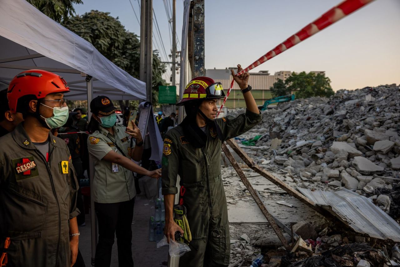 Equipos de rescate ayudan en el lugar del derrumbe de un edificio en Bangkok el viernes.