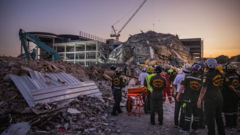 BANGKOK, THAILAND - MARCH 28: Thai rescue teams provide aid at a construction building collapse in Bangkok's Chatuchak area on March 28, 2025 in Bangkok, Thailand. A powerful 7.7 magnitude earthquake struck Myanmar on March 28, 2025, causing strong tremors that were felt in Bangkok, where buildings swayed and hundreds of people evacuated onto the streets. (Photo by Lauren DeCicca/Getty Images)