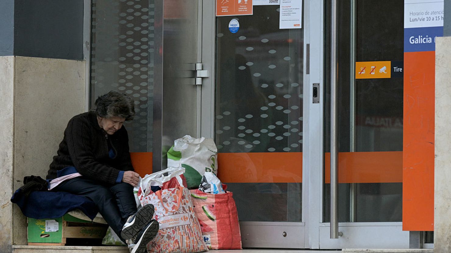 Una mujer pide dinero en la puerta de un banco en la Ciuda de Buenos Aires, Argentina, el 31 de marzo de 2025.