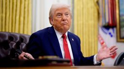 WASHINGTON, D.C. - 31 DE MARZO: El presidente de EE. UU., Donald Trump, gesticula mientras habla durante la firma de una orden ejecutiva en la Oficina Oval de la Casa Blanca el 31 de marzo de 2025 en Washington, D.C. Trump firmó una orden ejecutiva contra la reventa de entradas y la reforma de la industria de venta de entradas para espectáculos en vivo. (Foto de Andrew Harnik/Getty Images)