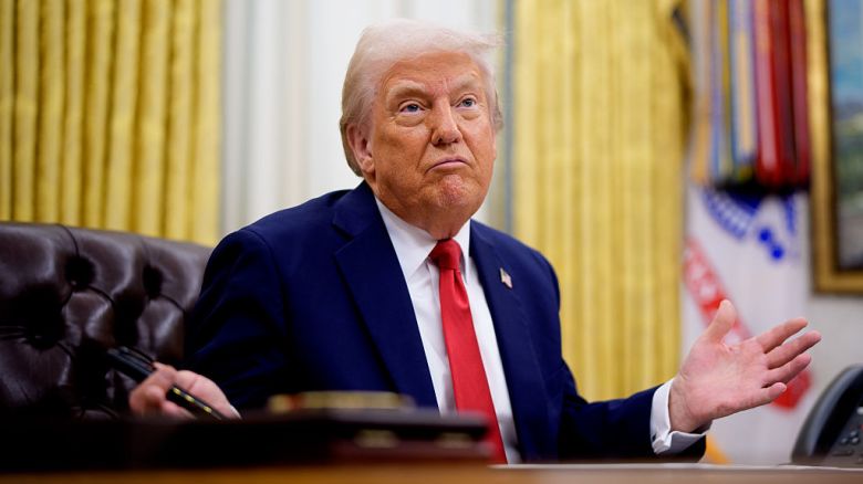 WASHINGTON, D.C. - 31 DE MARZO: El presidente de EE. UU., Donald Trump, gesticula mientras habla durante la firma de una orden ejecutiva en la Oficina Oval de la Casa Blanca el 31 de marzo de 2025 en Washington, D.C. Trump firmó una orden ejecutiva contra la reventa de entradas y la reforma de la industria de venta de entradas para espectáculos en vivo. (Foto de Andrew Harnik/Getty Images)