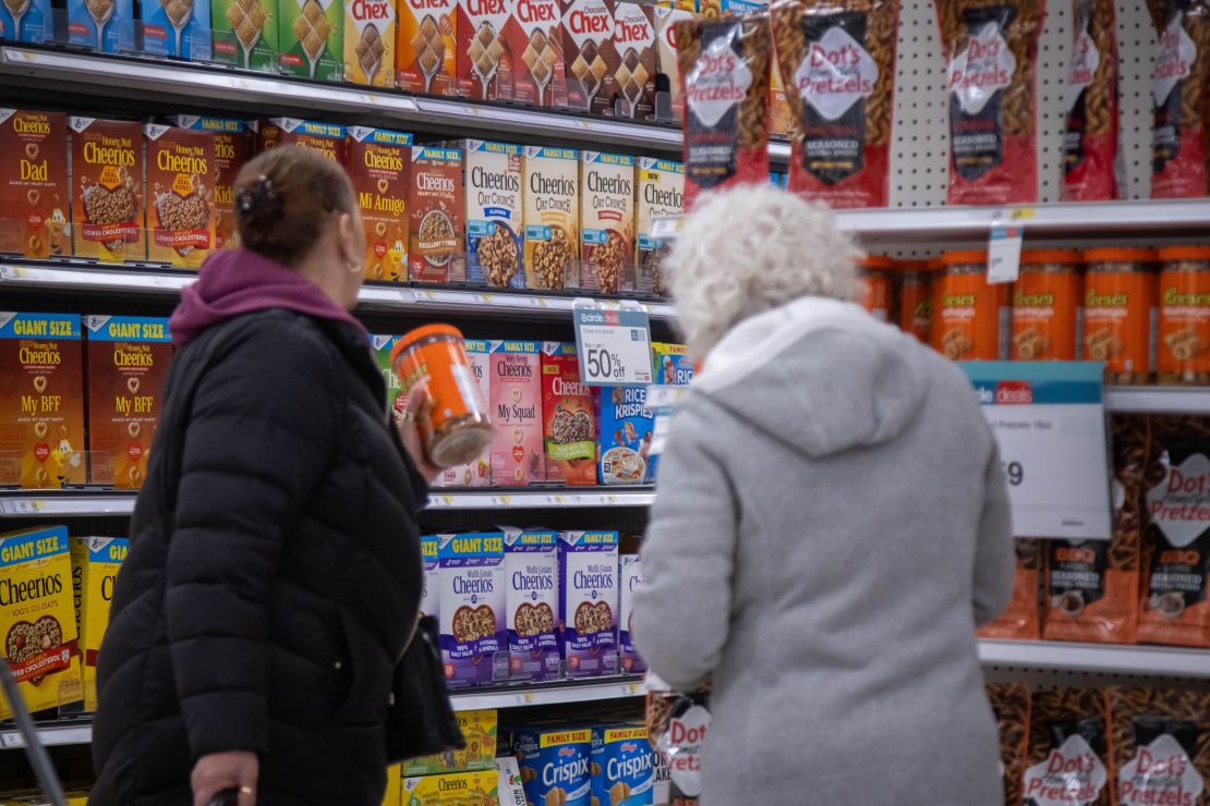 Personas compran comestibles en una tienda de Nueva York, Estados Unidos, el 28 de marzo de 2025.